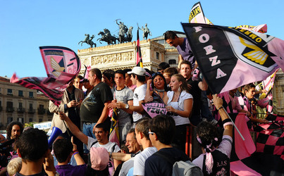 I TIFOSI DEL PALERMO CALCIO in piazza per festeggiare. Fotografie di Giulio Azzarello ©2014. I TIFOSI DEL PALERMO CALCIO in piazza per festeggiare. Fotografie di Giulio Azzarello ©2014.