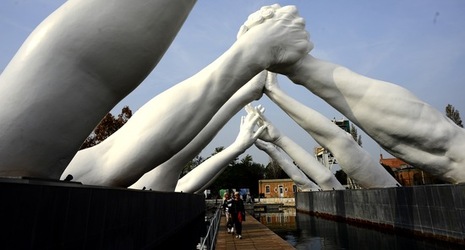 LE MANI DI LORENZO QUENN Biennale di Venezia. Fotografie di Giulio Azzarello &copy;2020.