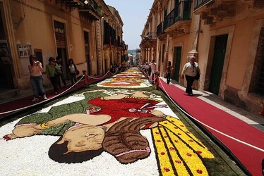 INFIORATA DI NOTO barocca in Sicilia. Fotografie di Giulio Azzarello ©2014. INFIORATA DI NOTO barocca in Sicilia. Fotografie di Giulio Azzarello ©2014.