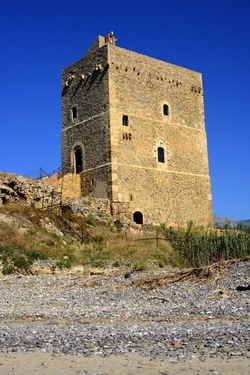 CASTELLO di Campofelice di Roccella. Fotografie di Giulio Azzarello &copy;2020.