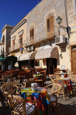 Il PORTO DI FAVIGNANA in Sicilia visioni panoramiche o particolari. Fotografie di Giulio Azzarello &copy;2014.