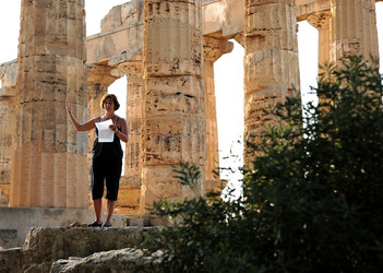 PAOLA PACE attrice italiana di origini siciliane Palermo ritratti a Sellinunte. Fotografie di Giulio Azzarello ©2014.