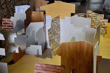 ANNE CLEMENCE de GROLEE e una sua installazione. Fotografie di Giulio Azzarello &copy;2014.