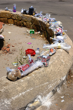 DISCARICA abusiva nei pressi del comune e paese di Monreale in Sicilia. Fotografie di Giulio Azzarello &copy;2014.