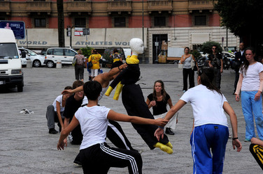 DANZE URBANE contemporanee per le vie di Palermo. Fotografie di Giulio Azzarello &copy;2014.