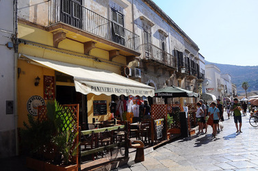 Il PORTO DI FAVIGNANA in Sicilia visioni panoramiche o particolari. Fotografie di Giulio Azzarello &copy;2014.