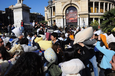 LOTTA DI CUSCINI flash mob fotografie di Giulio Azzarello ©2014. LOTTA DI CUSCINI flash mob fotografie di Giulio Azzarello ©2014.