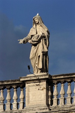 LE SCULTURE DI SAN PIETRO sopra il colonnato a Roma. Fotografie di Giulio Azzarello &copy;2014.