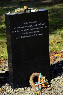 AUSCHHWITZ BIRKENAU le lapidi della memoria. Fotografie di Giulio Azzarello &copy;2016.