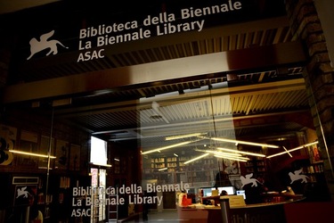 BIENNALE di VENEZIA Arte Contemporanea Giardini. Fotografie di Giulio Azzarello &copy;2020.