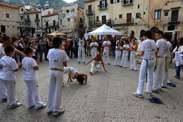 DANZE BRASILIANE E DANZATORI MULTIETNICI a Monreale in Sicilia. Fotografie di Giulio Azzarello &copy;2014.