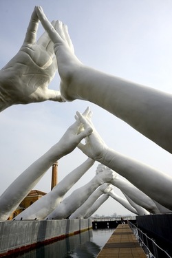 LE MANI DI LORENZO QUENN Biennale di Venezia. Fotografie di Giulio Azzarello &copy;2020.