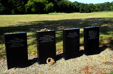 AUSCHHWITZ BIRKENAU le lapidi della memoria. Fotografie di Giulio Azzarello &copy;2016.