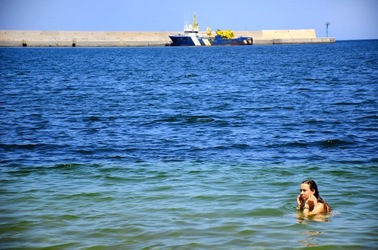 LA RAGAZZA e il mare fotografie di Giulio Azzarello &copy;2019.
