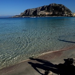 MONDELLO. Fotografie di Giulio Azzarello ©2024. MONDELLO. Fotografie di Giulio Azzarello ©2024.