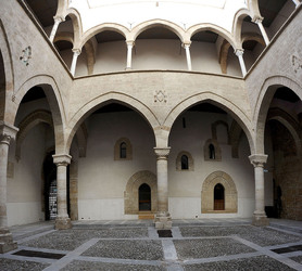 LOGGIATO arabo normanno allo Steri di Palermo. Fotografie di Giulio Azzarello &copy;2014.