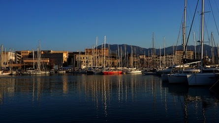 BARCHE. Fotografie di Giulio Azzarello ©2022. BARCHE. Fotografie di Giulio Azzarello ©2022.