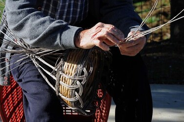 CESTO tipico tradizionale siciliano impagliato. Fotografie di Giulio Azzarello &copy;2014.