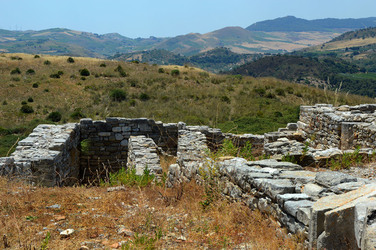 SEGESTA il sito archeologico il teatro greco e l acropoli. Panorami e particolari. Fotografie di Giulio Azzarello &copy;2014.