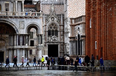VENEZIA fotografie di Giulio Azzarello &copy;2022.