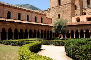 MONREALE in Sicilia con il suo Duomo e il Chiostro panoramiche e particolari. Fotografie di Giulio Azzarello &copy;2014.