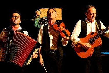 SERENATA fotografie di Giulio Azzarello ©2020. SERENATA fotografie di Giulio Azzarello ©2020.