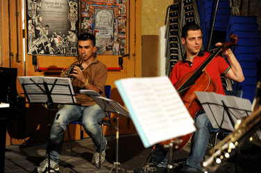 GIACOMO CUTICCHIO e il suo ensemble musicale. Fotografie di Giulio Azzarello &copy;2014.