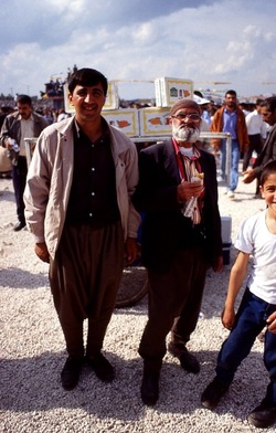 NEWROZ marzo 2001. Curdistan turco. Fotografie di Giulio Azzarello ©2001 2022. NEWROZ marzo 2001. Curdistan turco. Fotografie di Giulio Azzarello ©2001 2022.