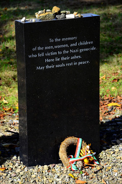 AUSCHHWITZ BIRKENAU le lapidi della memoria. Fotografie di Giulio Azzarello &copy;2016.