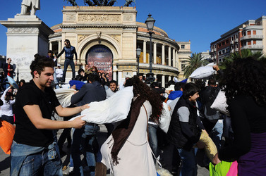 LOTTA DI CUSCINI flash mob fotografie di Giulio Azzarello ©2014. LOTTA DI CUSCINI flash mob fotografie di Giulio Azzarello ©2014.