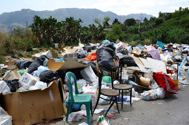 DISCARICA abusiva nei pressi del comune e paese di Monreale in Sicilia. Fotografie di Giulio Azzarello &copy;2014.
