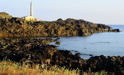 ISOLA DI USTICA la costa. Fotografie di Giulio Azzarello &copy;2016.