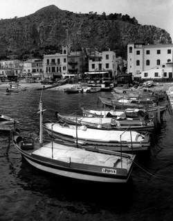 BIANCO NERO. Fotografie di Giulio Azzarello ©2021. BIANCO NERO. Fotografie di Giulio Azzarello ©2021.