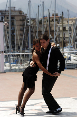 DIEGO CALARCO e il suo tango argentino. Fotografie di Giulio Azzarello ©2014. DIEGO CALARCO e il suo tango argentino. Fotografie di Giulio Azzarello ©2014.