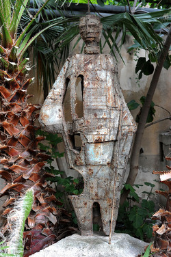 ANGELO DENARO pittore artista siciliano con la sua scultura di ferro. Fotografie di Giulio Azzarello &copy;2014.