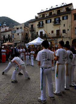 DANZE BRASILIANE E DANZATORI MULTIETNICI a Monreale in Sicilia. Fotografie di Giulio Azzarello &copy;2014.