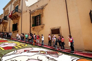 INFIORATA DI NOTO barocca in Sicilia. Fotografie di Giulio Azzarello ©2014. INFIORATA DI NOTO barocca in Sicilia. Fotografie di Giulio Azzarello ©2014.