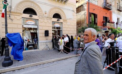 CAMILLERI e MONTALBANO a Porto Empedocle Agrigento . Fotografie di Giulio Azzarello ©2014. CAMILLERI e MONTALBANO a Porto Empedocle Agrigento . Fotografie di Giulio Azzarello ©2014.