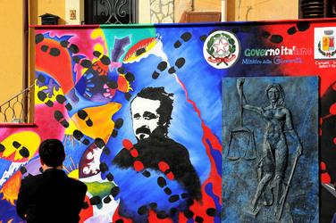 IL MURO DELL ANTIMAFIA e della legalit&agrave; a Partinico in Sicilia. Fotografie di Giulio Azzarello &copy;2014.