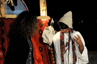 BRUNO LEONE e il suo Pulcinella spettacolo. Fotografie di Giulio Azzarello ©2014. BRUNO LEONE e il suo Pulcinella spettacolo. Fotografie di Giulio Azzarello ©2014.