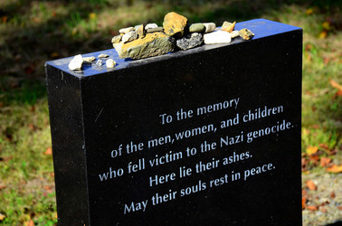 AUSCHHWITZ BIRKENAU le lapidi della memoria. Fotografie di Giulio Azzarello &copy;2016.