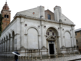 TEMPIO MALATESTIANO e SPIAGGIA di Rimini. Fotografie di Giulio Azzarello &copy;2016.