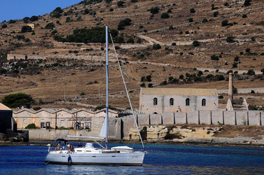 Il PORTO DI FAVIGNANA in Sicilia visioni panoramiche o particolari. Fotografie di Giulio Azzarello &copy;2014.