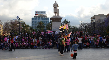 I TIFOSI DEL PALERMO CALCIO in piazza per festeggiare. Fotografie di Giulio Azzarello ©2014. I TIFOSI DEL PALERMO CALCIO in piazza per festeggiare. Fotografie di Giulio Azzarello ©2014.