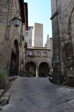 VITERBO e il suo centro storico. Fotografie di Giulio Azzarello &copy;2014.