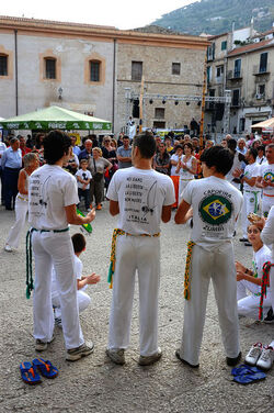 DANZE BRASILIANE E DANZATORI MULTIETNICI a Monreale in Sicilia. Fotografie di Giulio Azzarello &copy;2014.