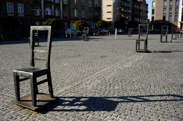 LA SEDIA DELLA MEMORIA nel quartiere ebraico di Cracovia. Fotografie di Giulio Azzarello &copy;2016.