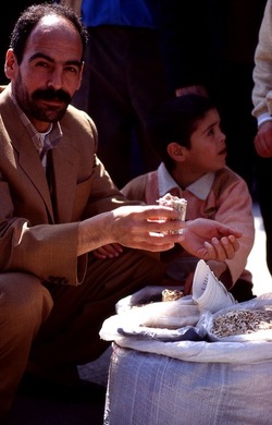 NEWROZ marzo 2001. Curdistan turco. Fotografie di Giulio Azzarello ©2001 2022. NEWROZ marzo 2001. Curdistan turco. Fotografie di Giulio Azzarello ©2001 2022.
