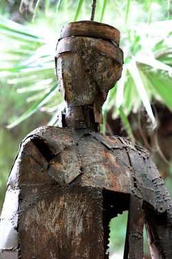 ANGELO DENARO pittore artista siciliano con la sua scultura di ferro. Fotografie di Giulio Azzarello &copy;2014.