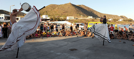 TRAMPOLIERI A LINOSA in Sicilia tutti i momenti dello spettacolo. Fotografie di Giulio Azzarello &copy;2014.